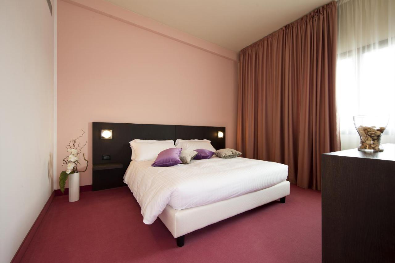Anusca Palace Hotel Кастел Сан Пиетро Терме Екстериор снимка