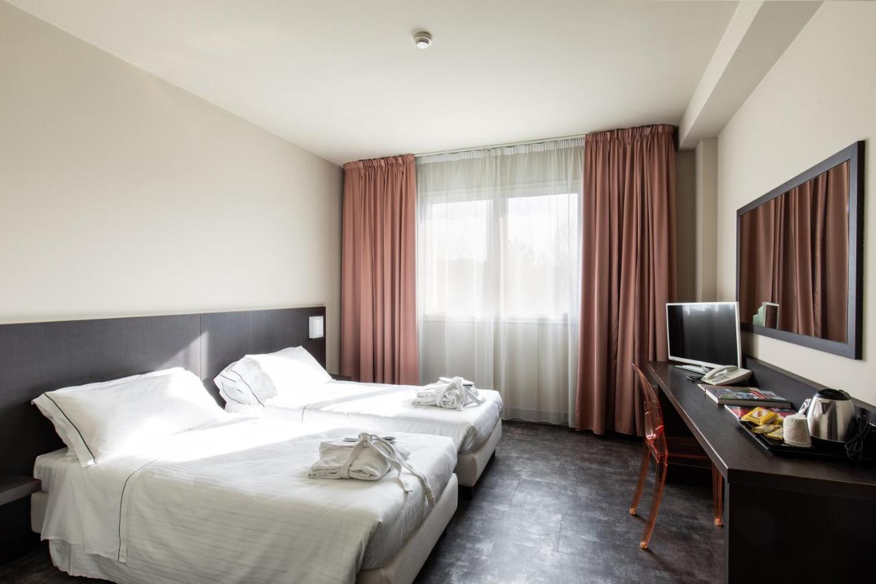 Anusca Palace Hotel Кастел Сан Пиетро Терме Екстериор снимка